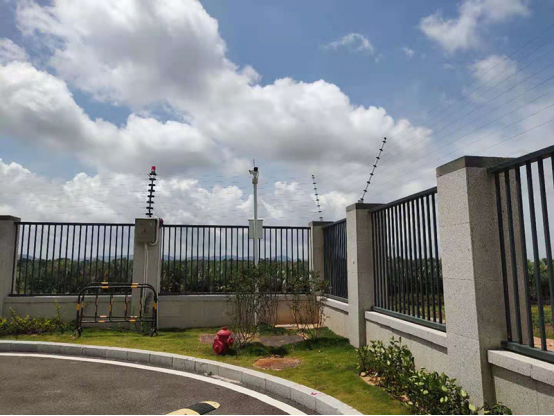 學校安裝電子圍欄的必要性,學生翻墻外出感染