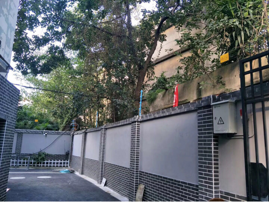 學校安裝電子圍欄的必要性,學生翻墻外出感染