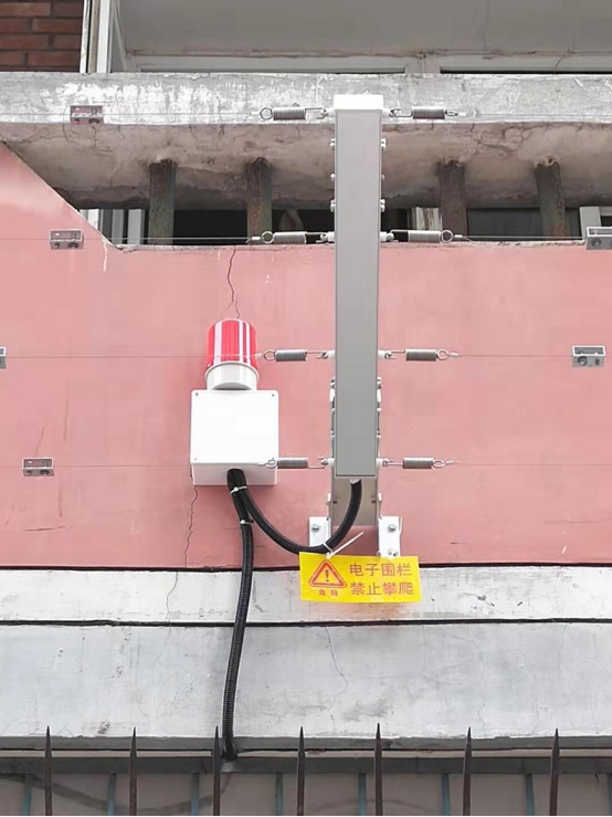 學校安裝電子圍欄的必要性,學生翻墻外出感染